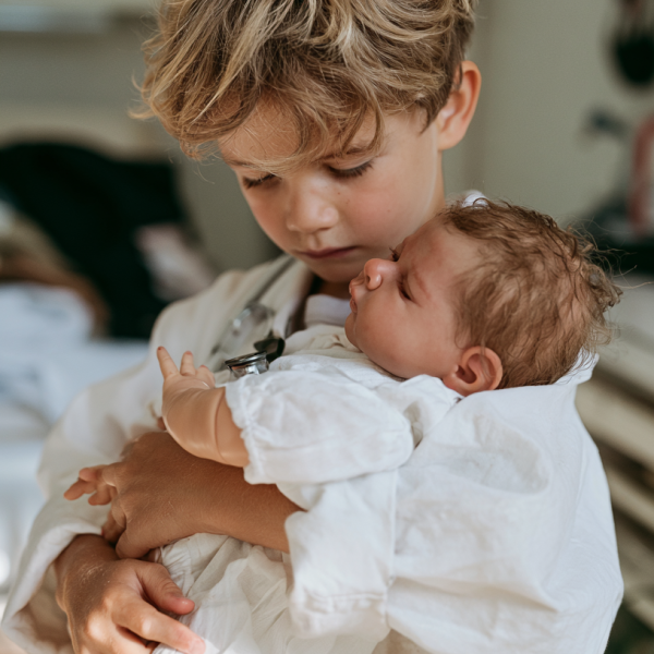 Niño con bata de doctor viviendo la experiencia Doctor Baby en Madrid